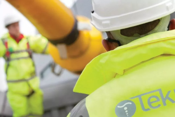 Two workers in Tekmar high vis jackets